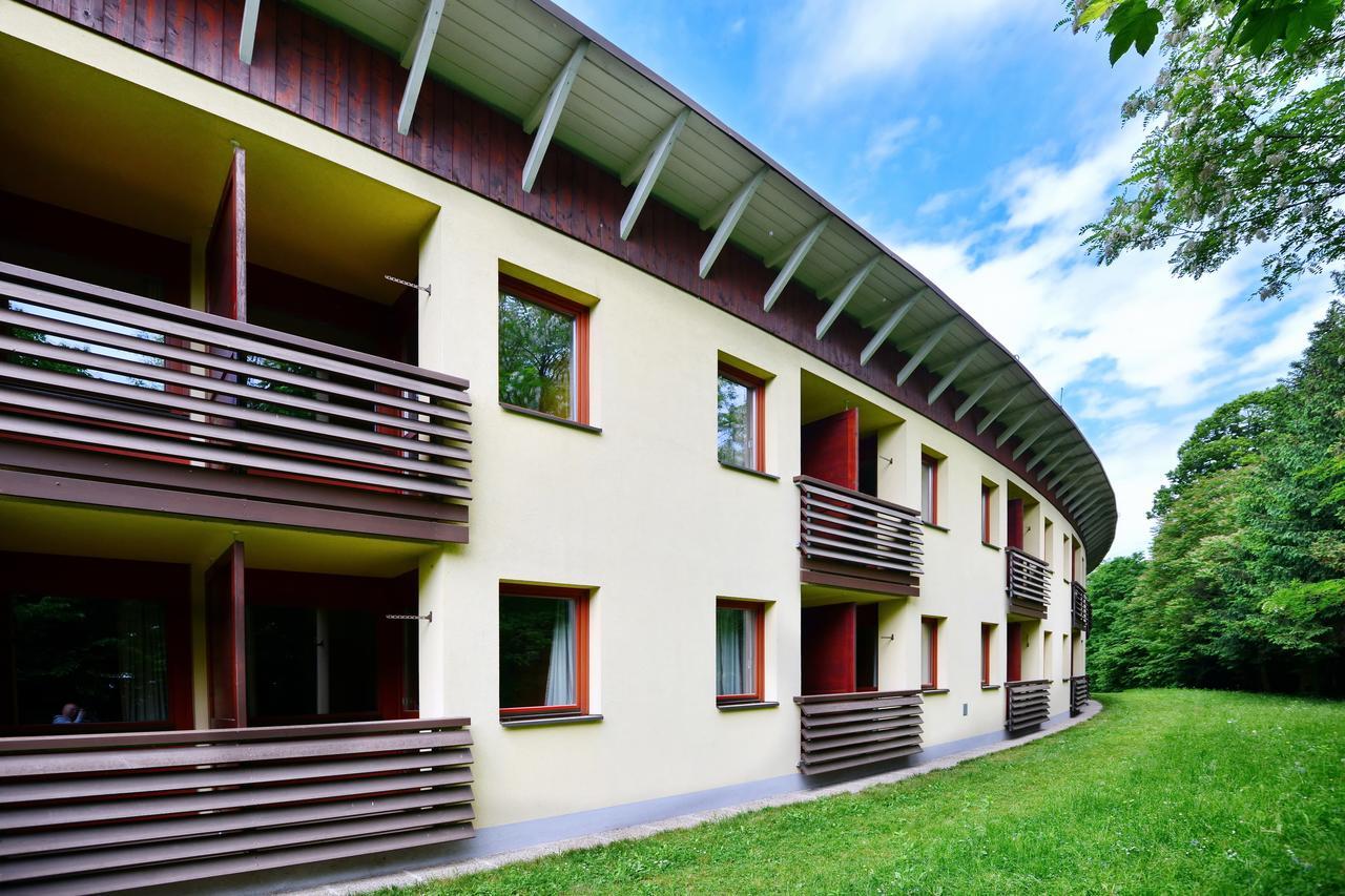 Bildungshaus Schloss Krastowitz Hotel Klagenfurt am Woerthersee Exterior foto